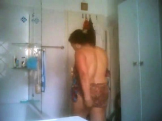 Neue Putzfrau nimmt eine Dusche