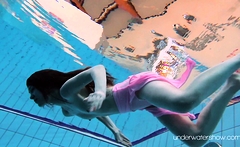 Enjoy Roxalana underwater naked in pool