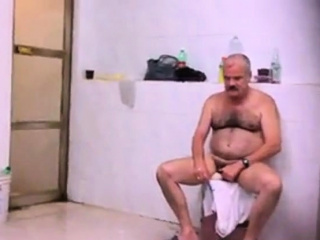 Str8 spy pakistani daddy in public bath