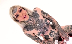 Tattooed Amber Luke rides the tremor for the first time