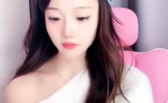 Japanese babe in schoolgirl uniform masturbates