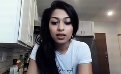 Brunette amateur webcam babe pleases pussy