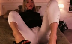 Sexy hottie Anetta Keys enjoys a solo toy masturbation