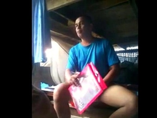 Exibicionista gay mostra o pau em barco