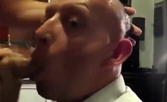 Saugender Nachbar: Amateur-Blowjob von einem Muskelprotz